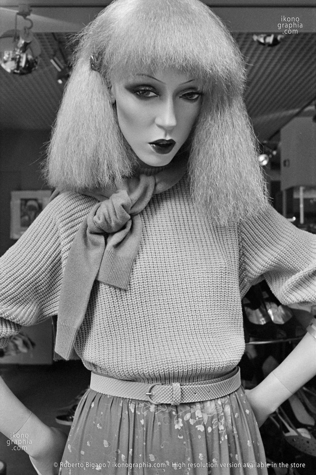 056423 Blonde mannequin in Regent St, London, September 1980, 1980