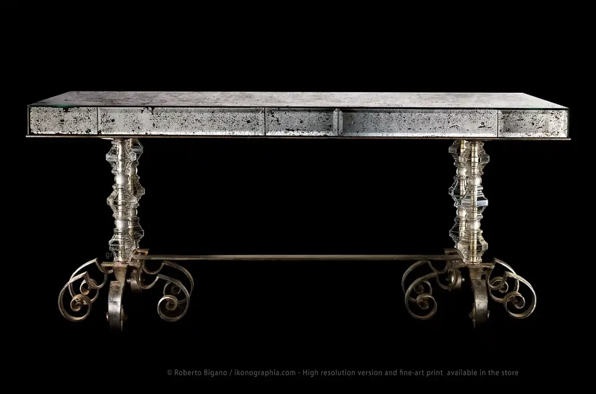 A Serge Roche wrought iron table in the oxidized mirror and glass columns, 1932